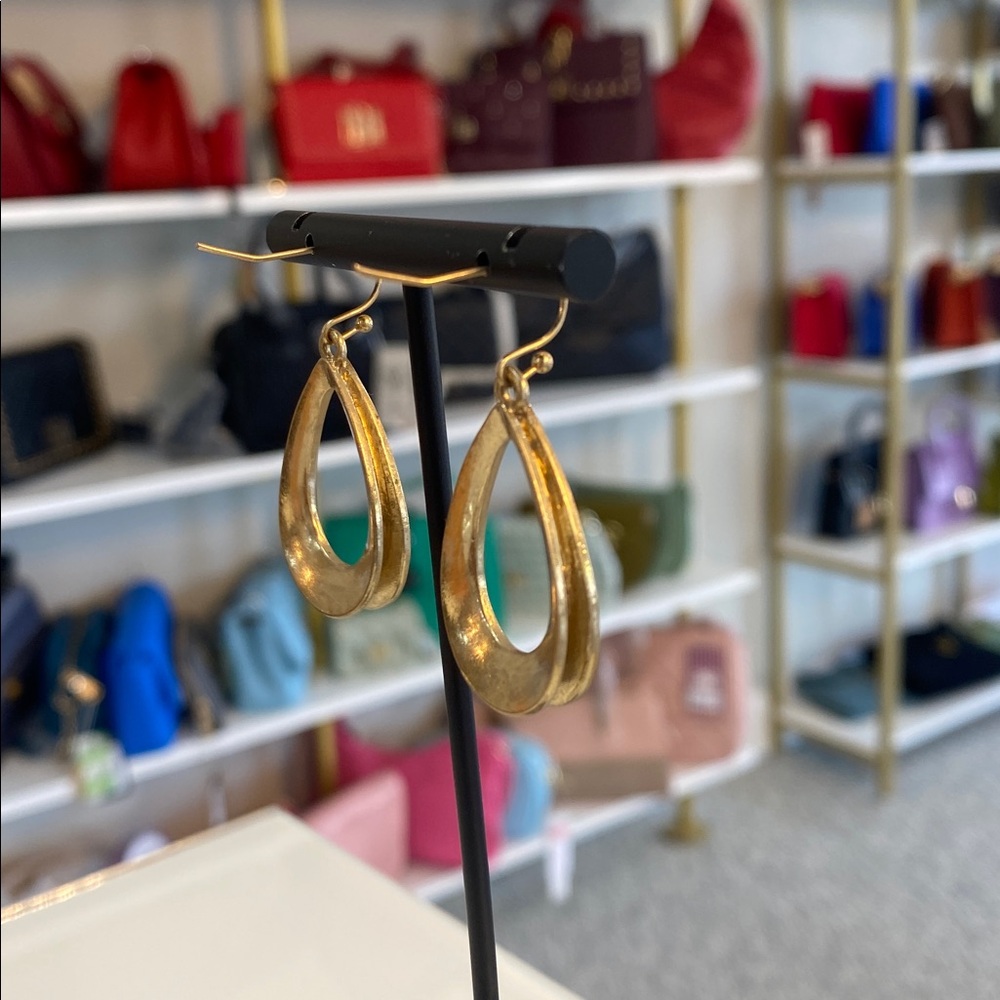 Gold tone pierced earrings - Picture 2 of 3